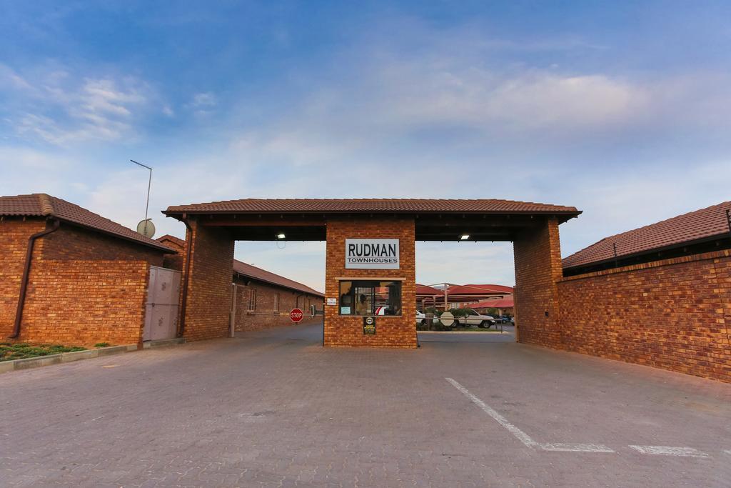 Rudman Townhouses - Or Tambo Airport Boksburg Luaran gambar